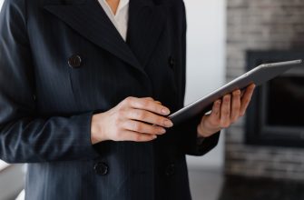 человек с папкой в суде